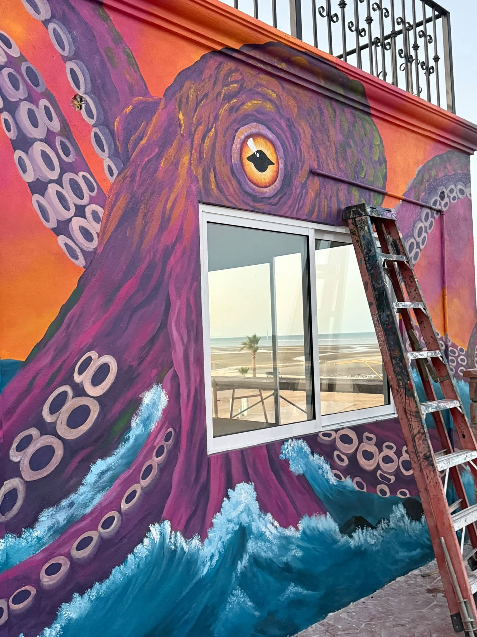 Mural de ojo-oceánico en ventana