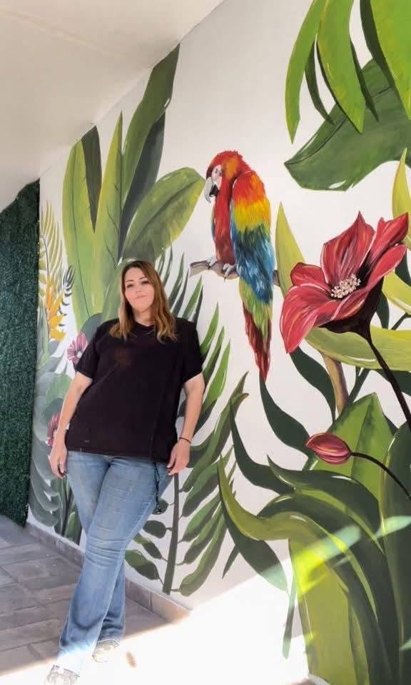 Loro tropical y flores