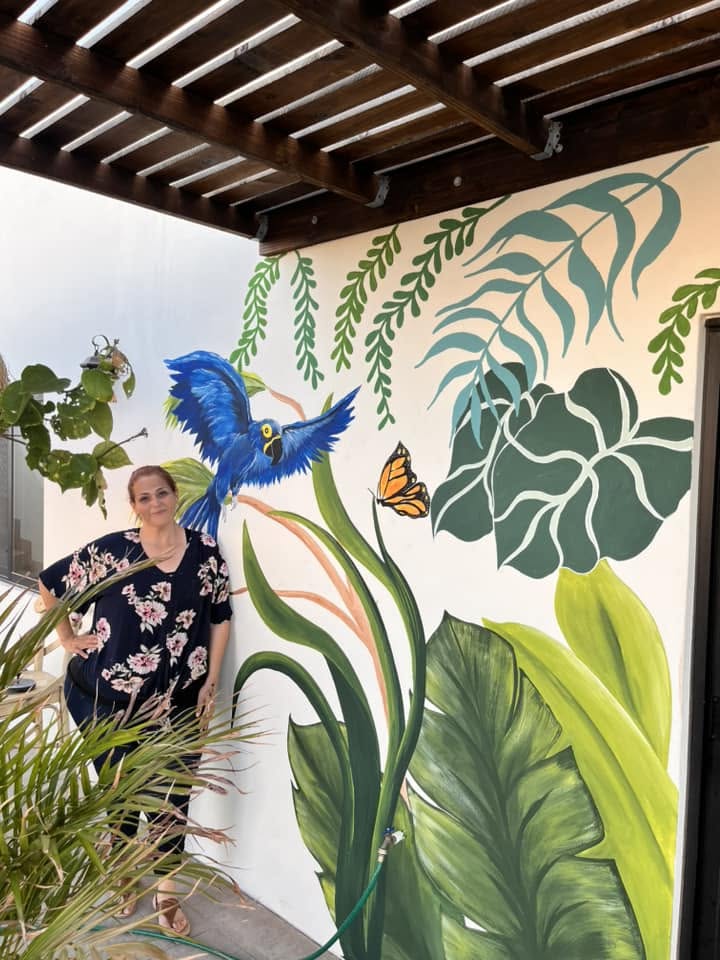 Guacamaya y mariposa monarca, mural tropical