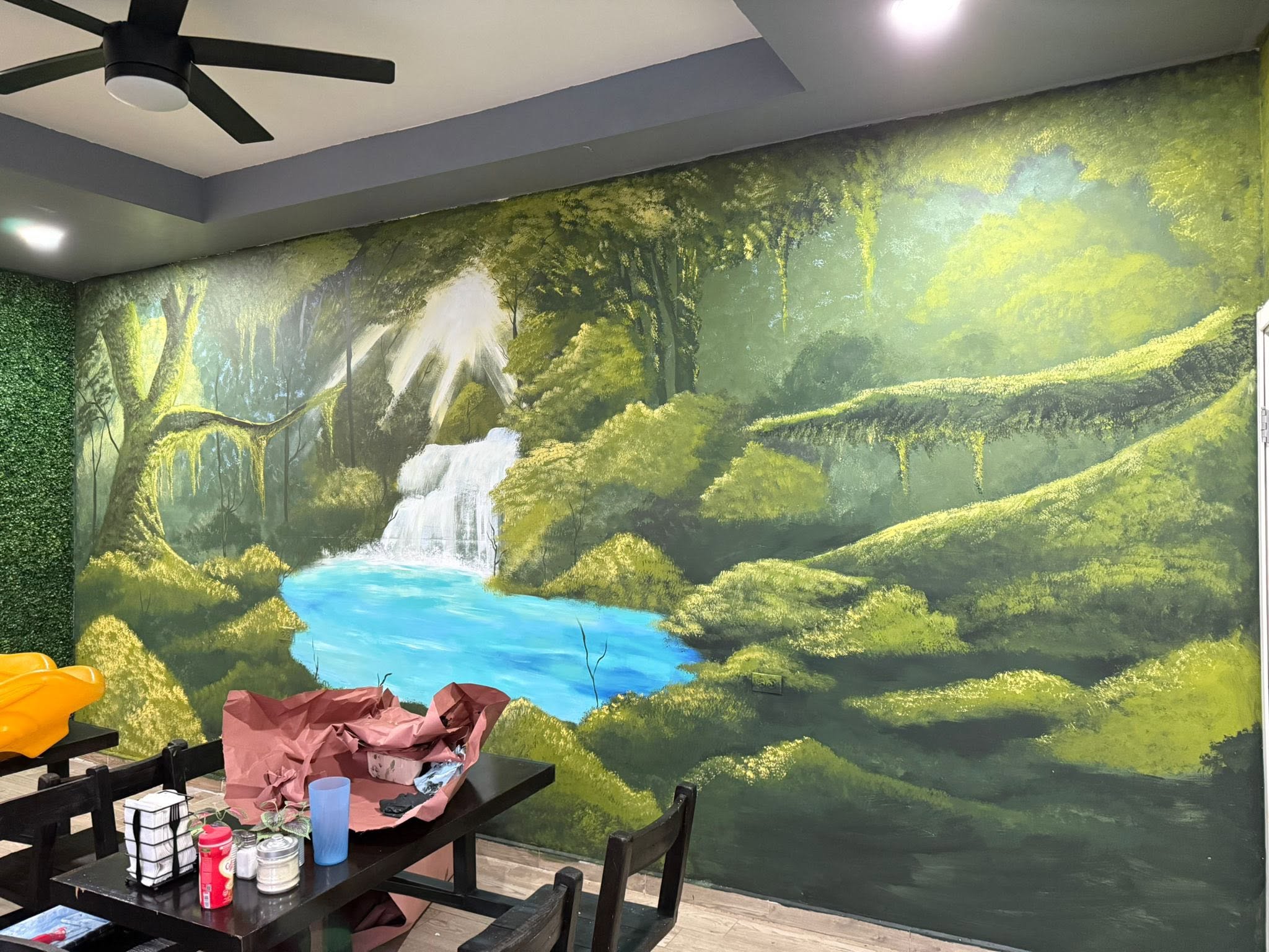 Cascada en la selva, mural interior