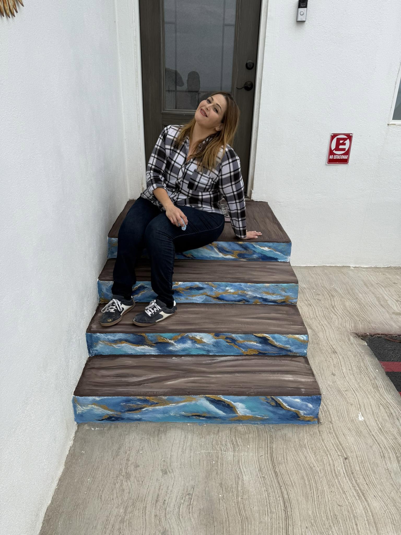 Escalones pintados a mano con olas, entrada