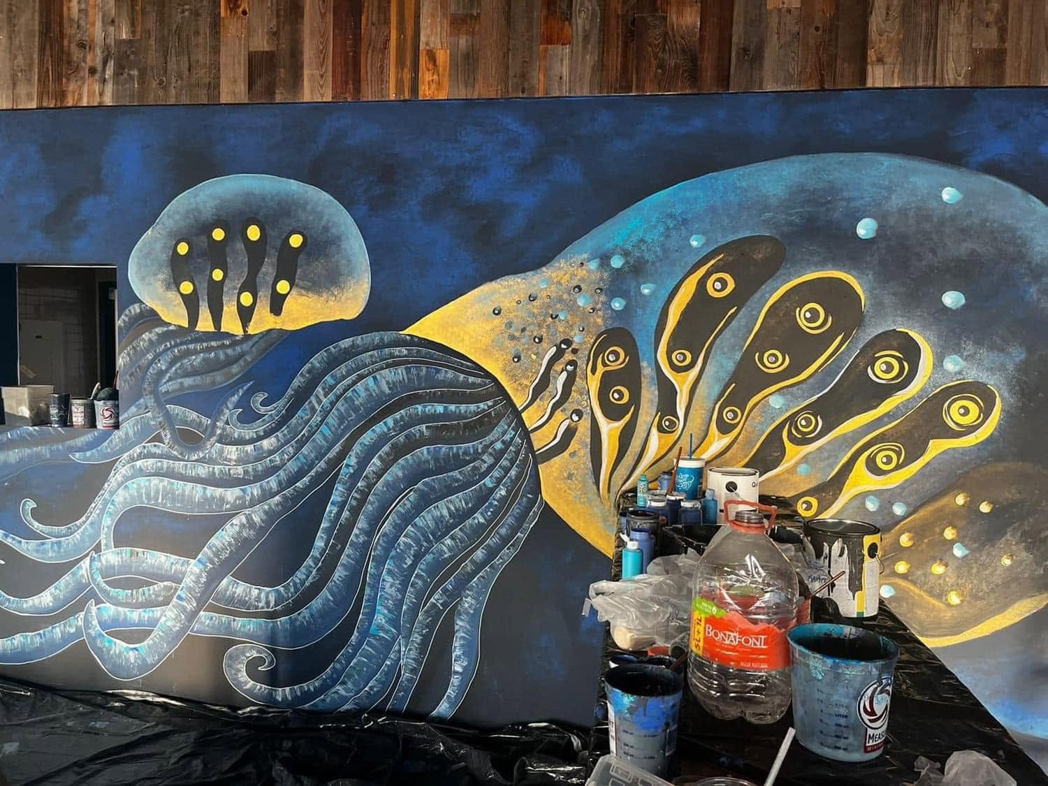 Mural a medio proceso, colores base antes del detalle